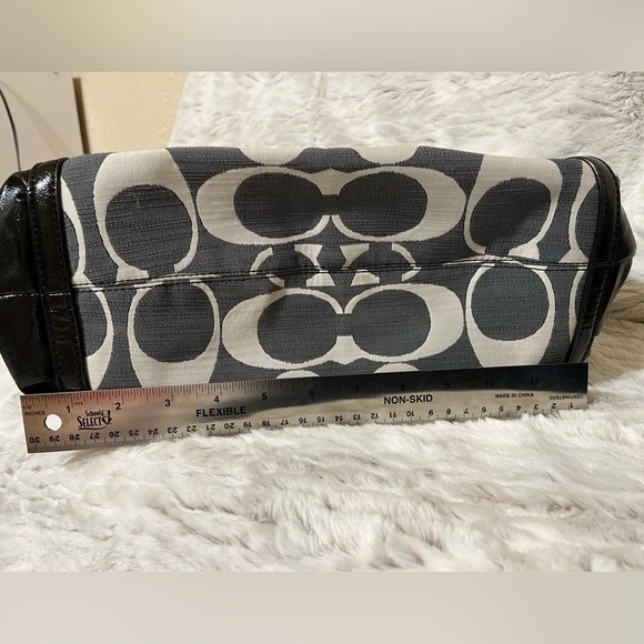 Coach purse with double over the shoulder straps - Picture 12 of 12